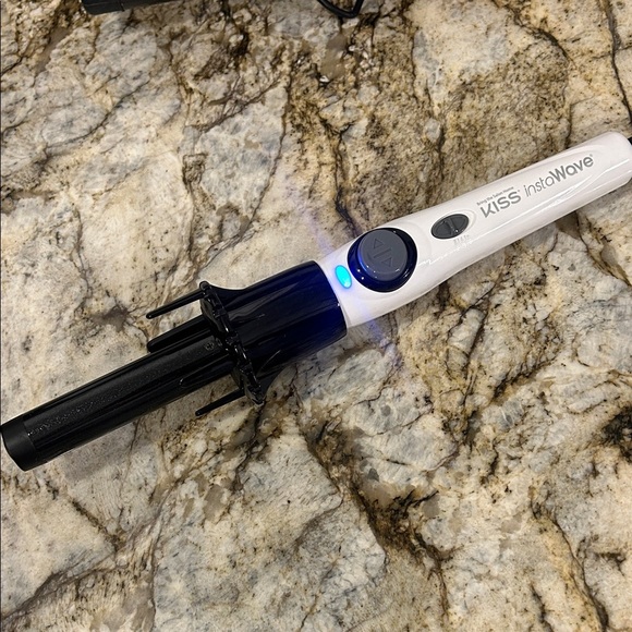 KISS Instawave Deluxe Automatic Rotating Curling Iron - Picture 1 of 4